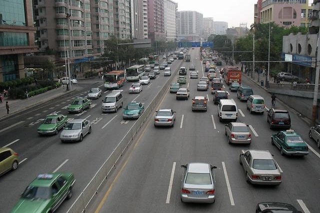 当遇到空中标牌和地面标线不一致的情况，以什么为准？