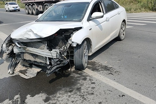 帝豪GL被撞严重 气囊形同虚设 吉利厂家：力度不够 角度不对