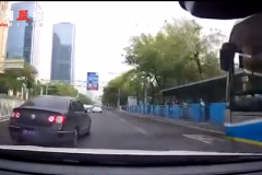 北京一轿车多次急刹别车，向来车泼有色液体 网友：曾被曝光 是惯犯