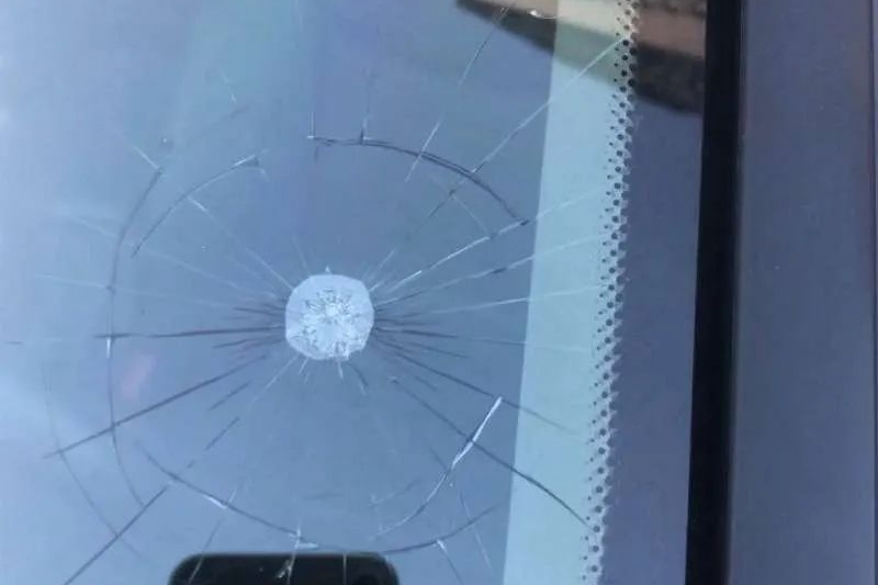 女车主看完监控气炸！浙江小区天降几十颗“子弹”,宝马车窗被砸穿！