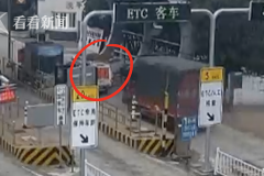 货车高速违停被拦 男子不服撕罚单还两次撞警车