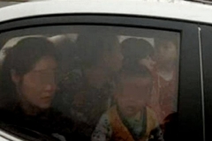 私家车多个婴儿被扣6分，车主：凭啥公交车“人挤人”不去管？