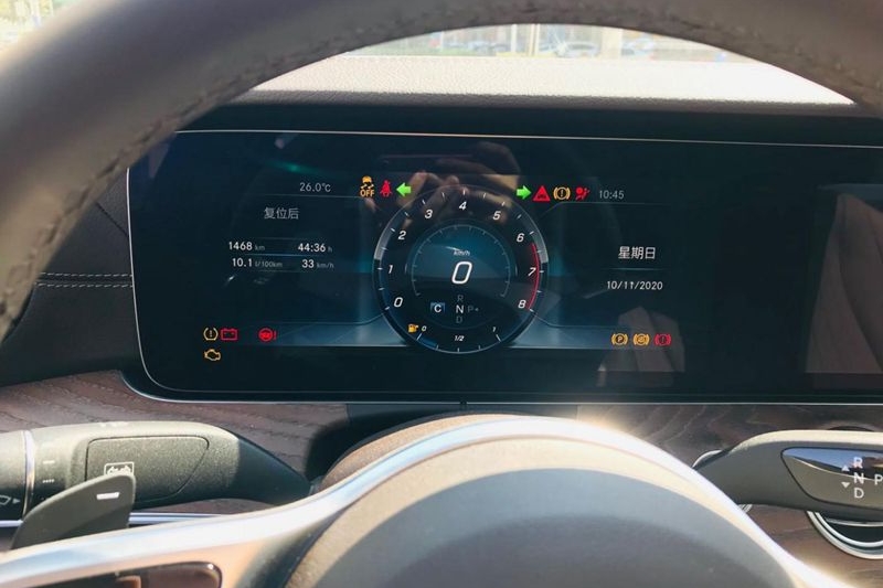 奔驰E 300 L新车一个月就半路熄火 车主称厂家态度差、买车还受气