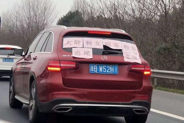 外卖小哥撞上千万劳斯莱斯，女车主“嘿嘿一笑”，小伙的机会来了