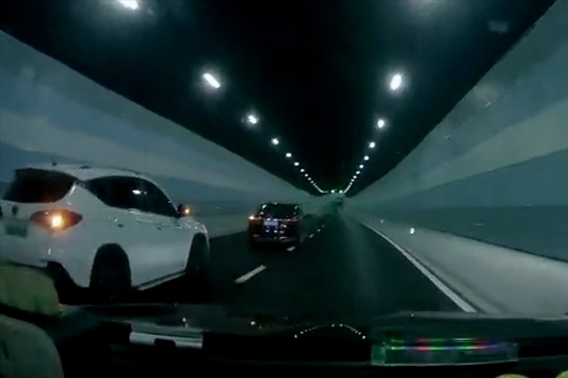 无证司机别车后，绿牌比亚迪一脚油门教做人！