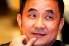 欠800亿逃到国外，带走一女明星和61个亿，父亲葬礼也不回来