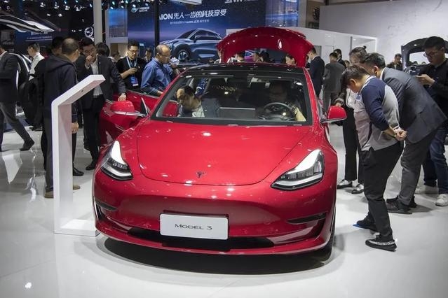 私自简配、欺骗用户还理直气壮！特斯拉会面临“退一赔三”吗？