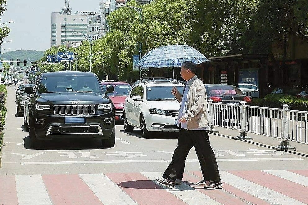 礼让行人又添新规？车主欲哭无泪：还要让到什么程度
