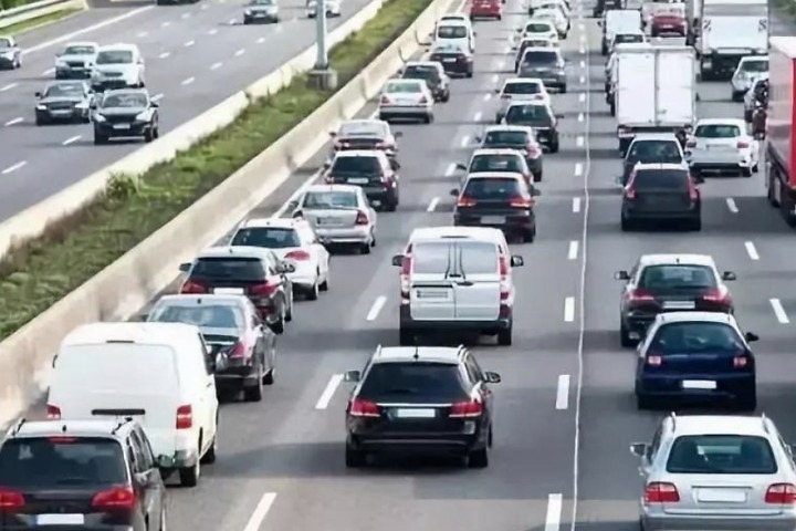 高速上遇到“红色轮胎”的汽车，记得离远一点，别等吃亏才后悔