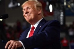 特朗普对华放的这把火，烧到自己身上，30多国联手给美上了一课