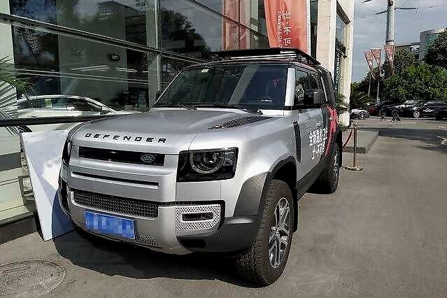 全新卫士果然“真香”了，土豪顶着烈日看车，单店订单近30