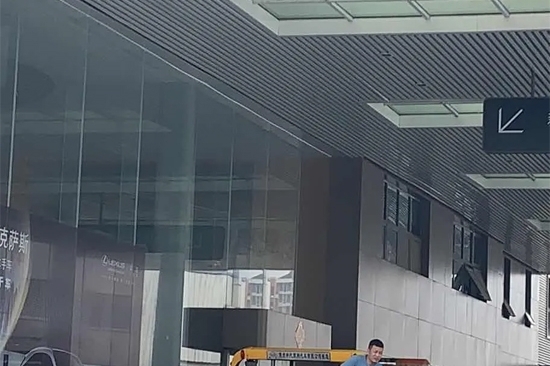 被4S店强制加装选配 雷克萨斯新车不到一月自燃！车主维权
