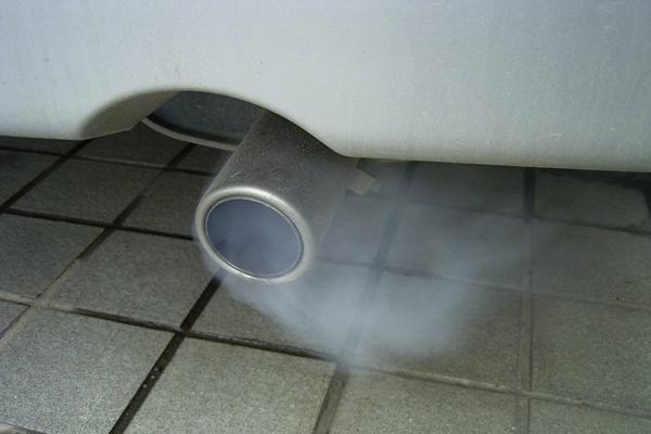 排气管冒蓝烟、白烟、黑烟有讲究？车子是否烧机油就看它了