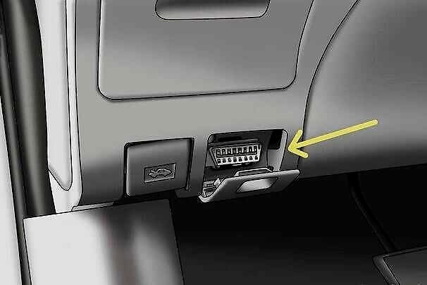 方向盘下方这个插口不起眼，但用处可大，很多司机都没用过