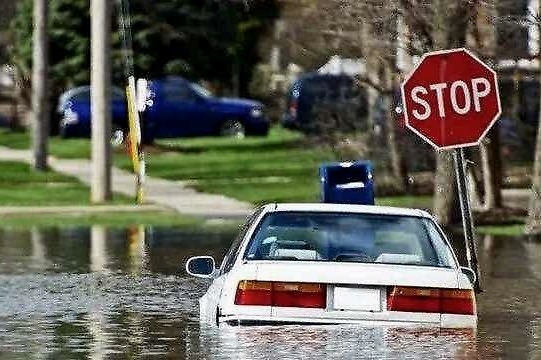 教练一定不会告诉你路遇暴雨积水该如何操作