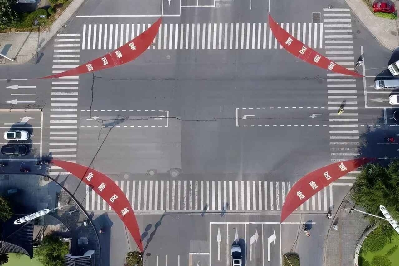 马路上出现奇怪路标！网友狂赞：请全国推广！