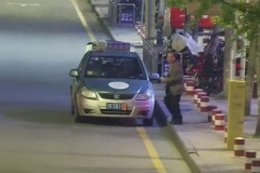 监控下违停故意拿红包遮挡号牌，的哥这波操作交警给你“满分”