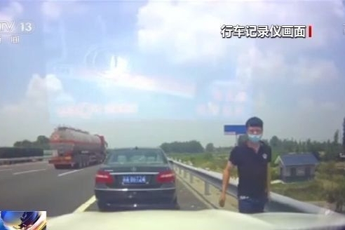 司机正常行驶 被拦停索要赔偿？高速公路离奇“碰擦”原是专业碰瓷