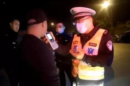 是真爱！男子酒后驾车被女友当场举报