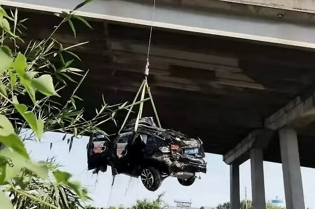 翻下20米高的桥梁，车内人员竟无人身亡？交警：全靠这样东西