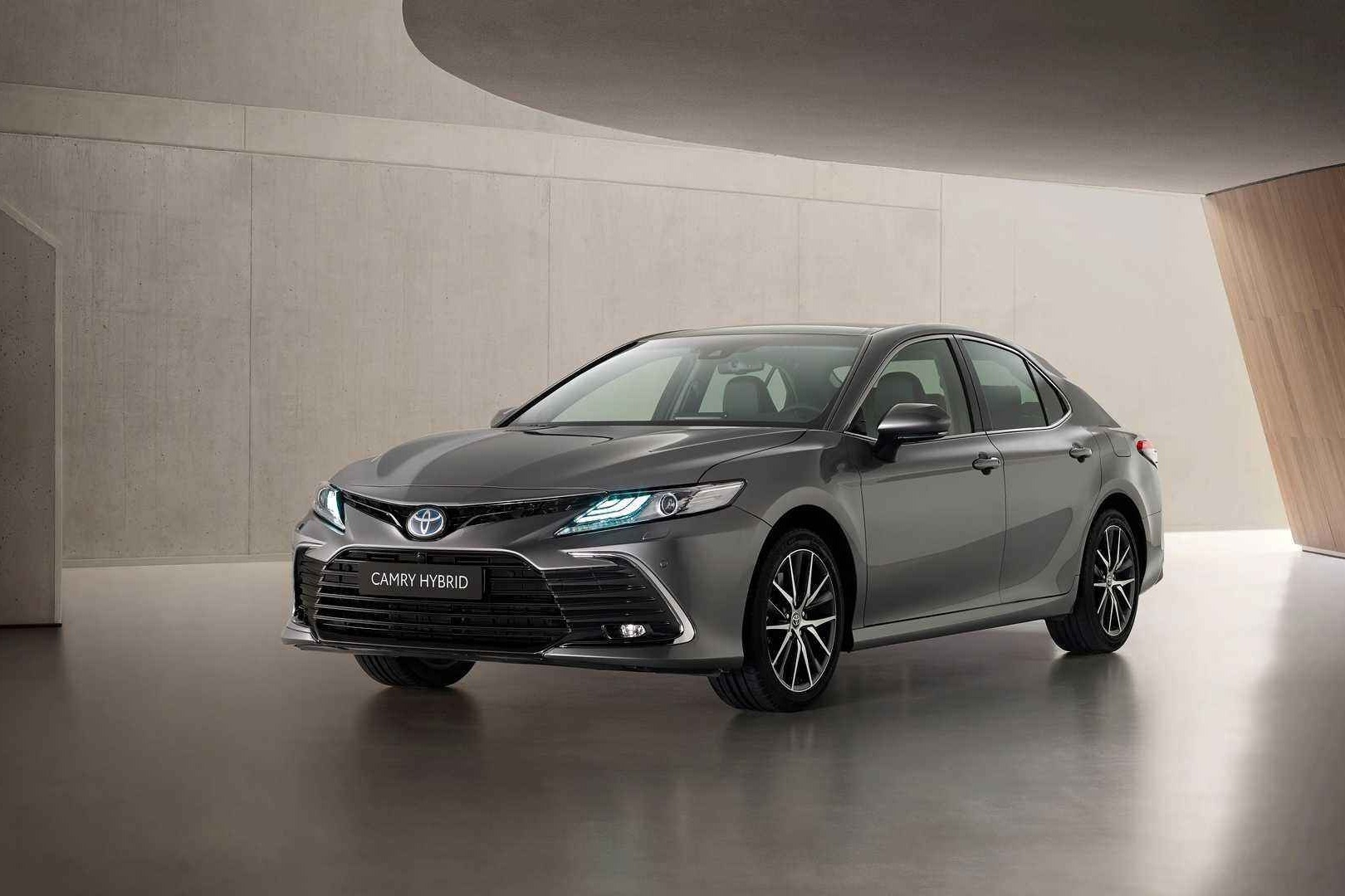 买车又有新目标！新款凯美瑞、高尔夫GTI曝光，造型升级更吸睛