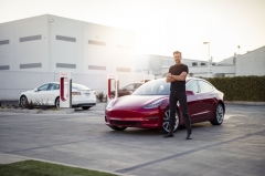 特斯拉首席设计师：它要看起来独一无二 且永不过时