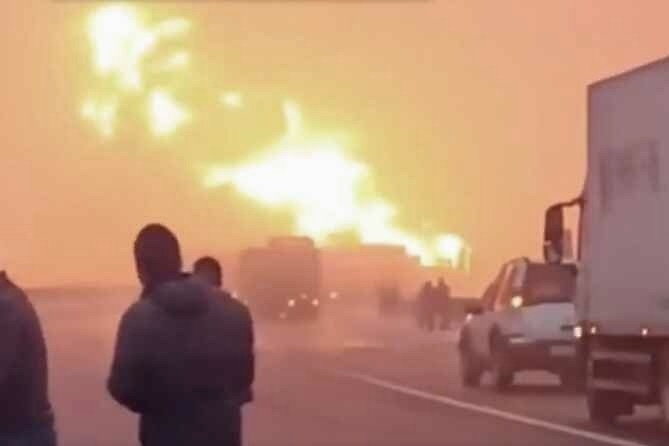 陕西包茂高速43车相撞，10余辆车起火，已致3死6伤