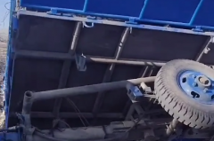 遇事不要慌，翻车先拍个朋友圈，齐齐哈尔这位车主心态真好……