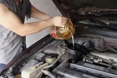 一个很幼稚的问题：发动机加食用油会怎样？别不信，真有人试了