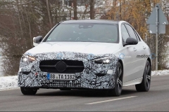 曝2022款奔驰C级路试谍照 预计明年亮相