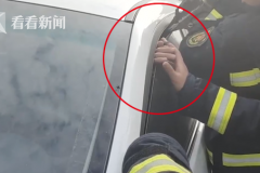 看着都疼！开车时一个动作，司机手指被死死夹住