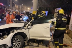 大众轿车失控撞上电线杆 车身几乎断成两截