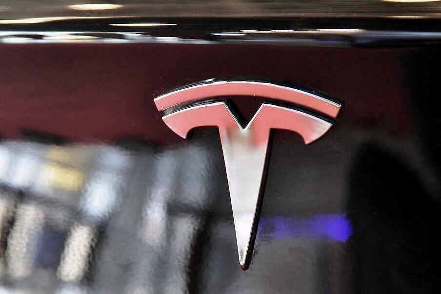 特斯拉Model X在韩国失控，一死两伤，怀疑是车辆失控？