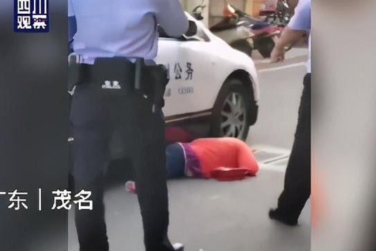 广东一女子碰瓷民警公务车 网友：你应该在车里不应该在车底