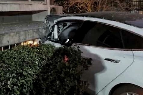 失控撞楼人跳车堪称大片，特斯拉还有多少“意外”没跟国人说清楚