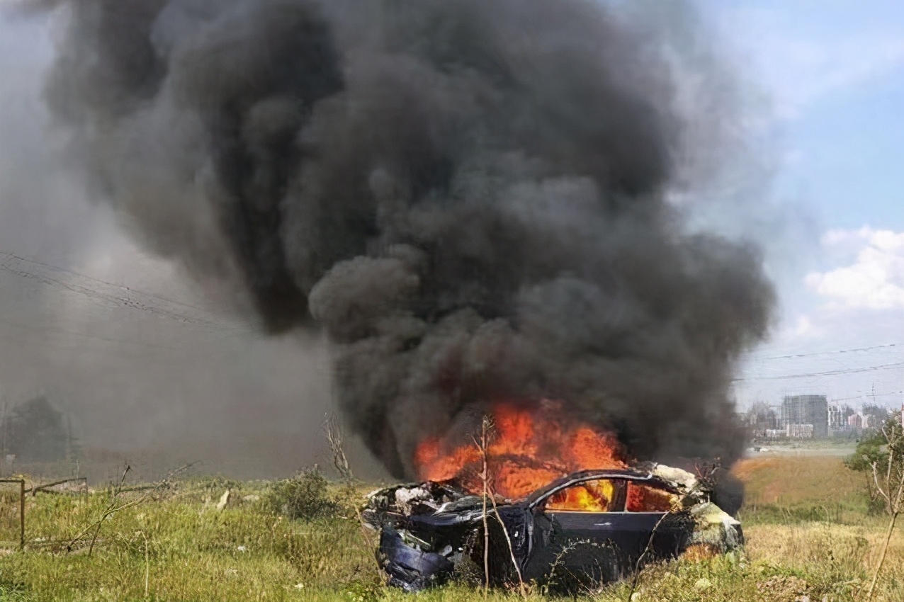 又双叒叕一辆特斯拉突然失控加速致车祸，特斯拉：你没踩刹车！