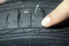 这个标志一旦消失，证明你要换轮胎了！