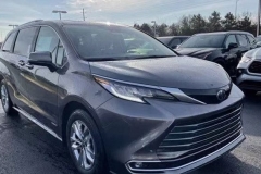 丰田全新塞纳实拍！内饰酷似汉兰达，搭2.5L混动，比别克GL8还值