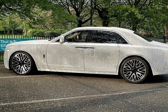 劳斯莱斯的奢华车衣，车身珠光宝气，警察看到都忍不住拍照