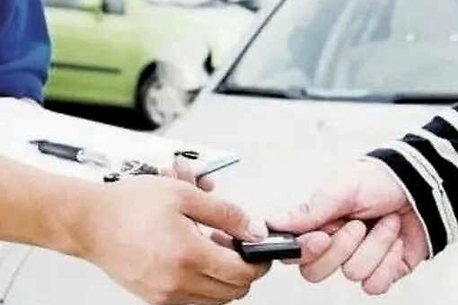 男子借车给朋友却反目成仇？车主：上千公里全程S挡，车都“烂”了