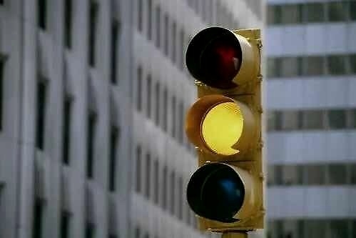 误闯红灯后只要一个动作，可以不扣分！