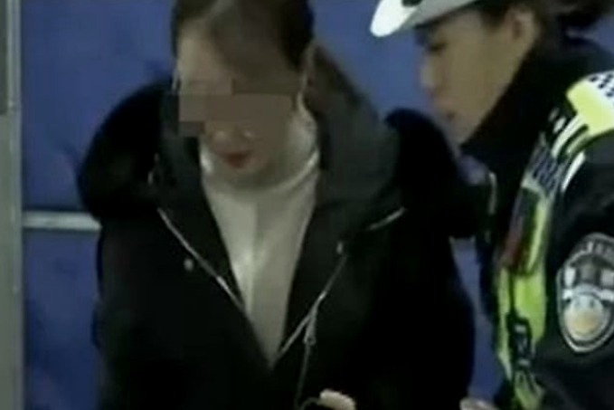 女司机因年检过期被扣车，车主反问交警：新车6年免检，你懂不懂