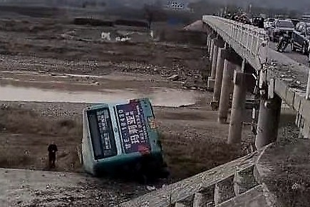 闯红灯的救护车撞上公交车坠桥致1死，引争议！网友：谁之过？