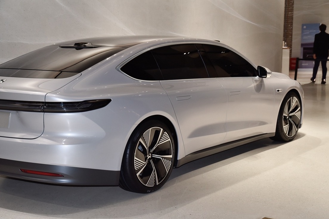 国产又一C级轿车，比A6L大，入门就带座椅按摩+电吸门，3.9秒破百