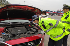 女司机被罚一脸不开心，2分钟后返回找交警…连声道谢