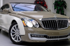 迈巴赫57S改装版实拍！搭6.0T V12引擎+双色车身，还带车载冰箱