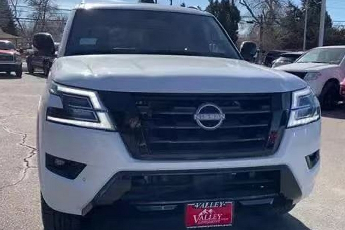 日产新款途乐实拍！内饰升级悬浮屏幕，搭5.6L，还配熏黑格栅