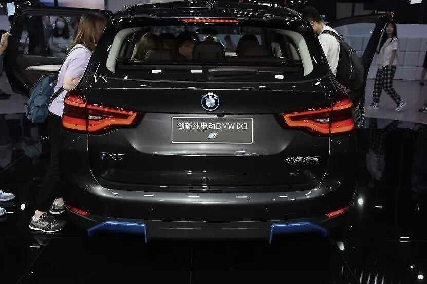 上市两月降价7万？宝马又一SUV跌至亲民价，网友：还看奔驰？