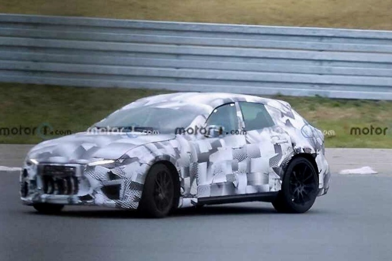 法拉利首款SUV车型，搭配V8混合动力，配备四驱系统