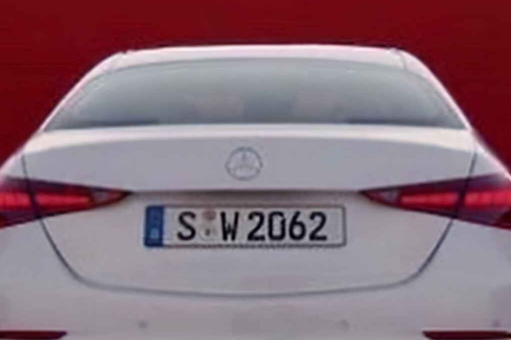 全新一代奔驰C级遭泄露，外观内饰不出意外“小S”